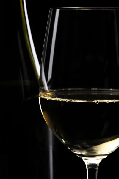Close-up van een witte wijn glazen en een fles — Stockfoto