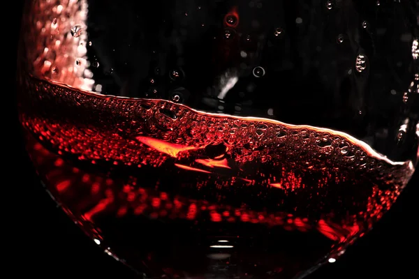 Vino rosso girevole in un bicchiere — Foto Stock