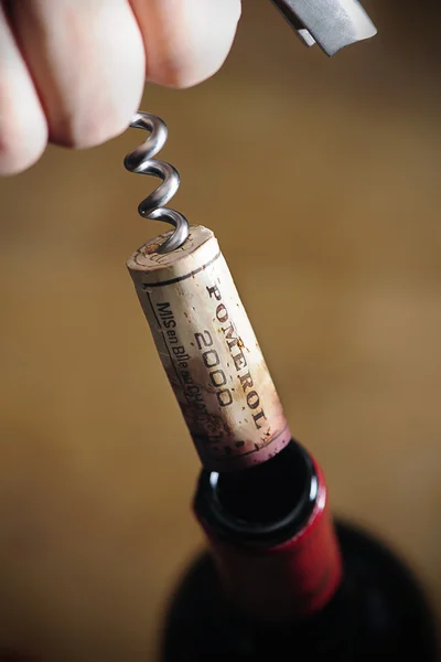 Das Öffnen einer Weinflasche "pomerol 2000" — Stockfoto