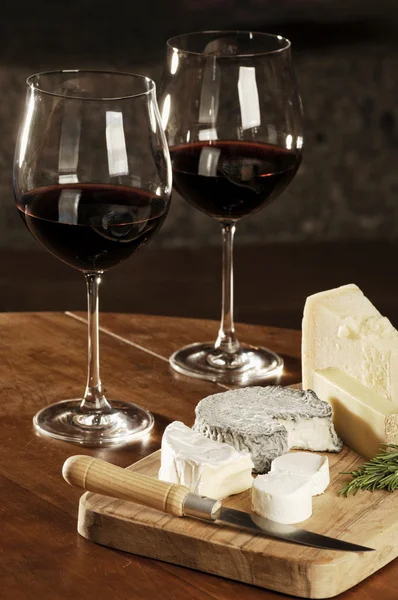 Due bicchieri di vino rosso e formaggio — Foto Stock