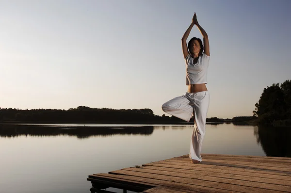 Frau macht Yoga — Stockfoto
