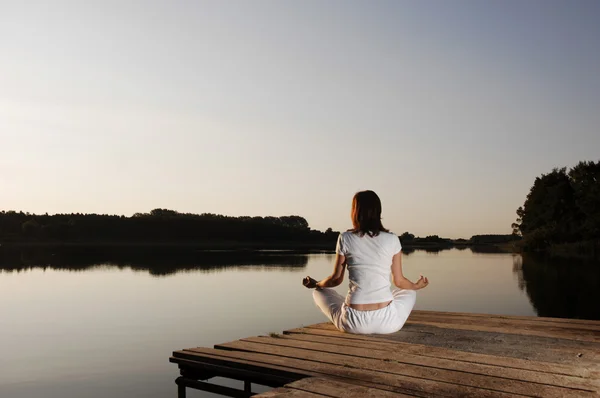 Vrouw doet yoga — Stockfoto