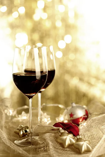 Iki kadeh kırmızı şarap ve yılbaşı süsleri — Stok fotoğraf