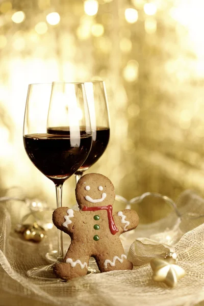 Dois copos de vinho tinto, Gingerbread Man e ornamentos de Natal — Fotografia de Stock