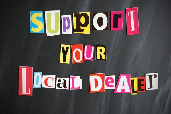 "Wsparcie lokalnego dealera "listów na Chalkboard — Zdjęcie stockowe