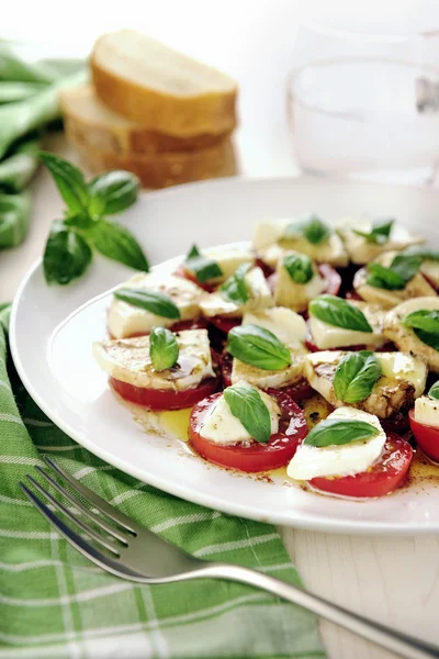 Frischer Caprese-Salat mit köstlichen Tomaten, Mozzarella und Basilikum — Stockfoto