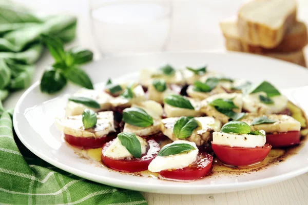 Salade de caprese fraîche avec de délicieuses tomates, mozzarella et basilic — Photo