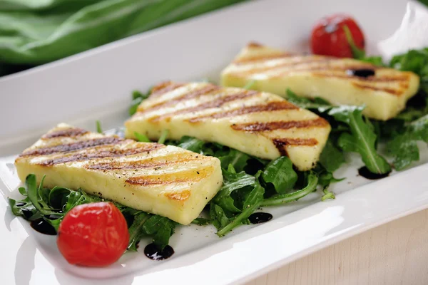 Queso Halloumi a la parrilla en ensalada de rúcula —  Fotos de Stock