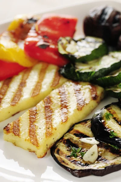 グリル halloumi のチーズと野菜 — ストック写真