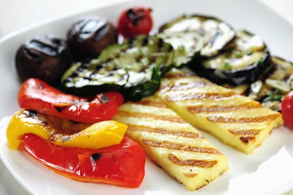 グリル halloumi のチーズと野菜 — ストック写真