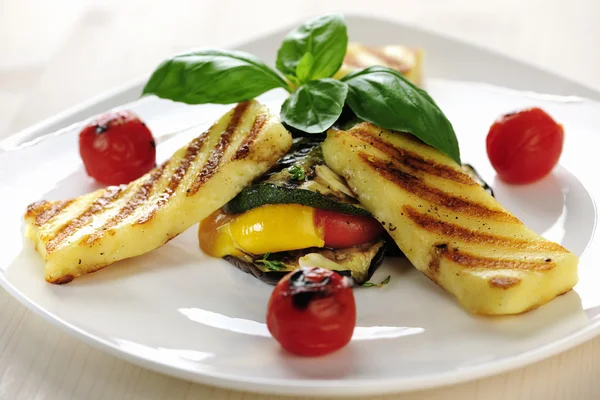 Queso Halloumi a la parrilla en verduras a la parrilla con albahaca — Foto de Stock