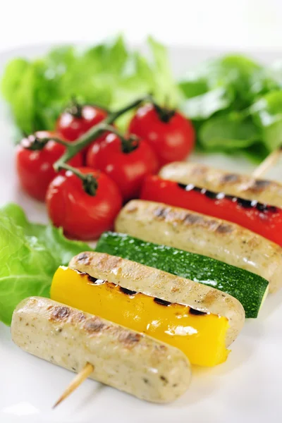 Verduras a la parrilla y Wuerstchen Fotos De Stock