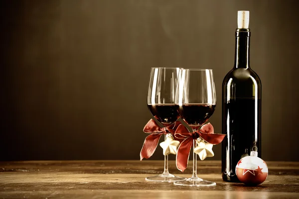 Vinho tinto, garrafa e baubel de Natal — Fotografia de Stock