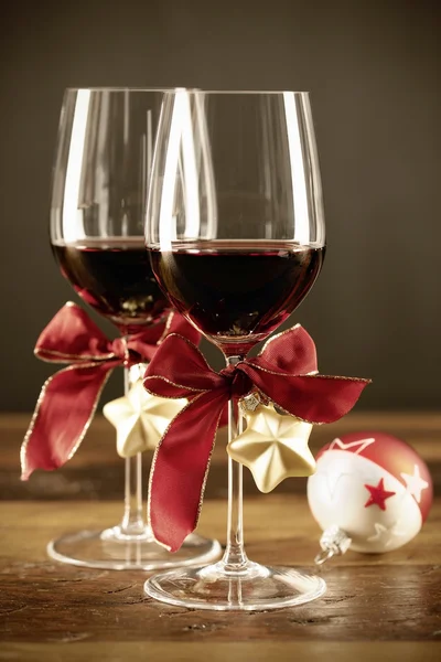 Dos copas de vino tinto con adornos navideños —  Fotos de Stock