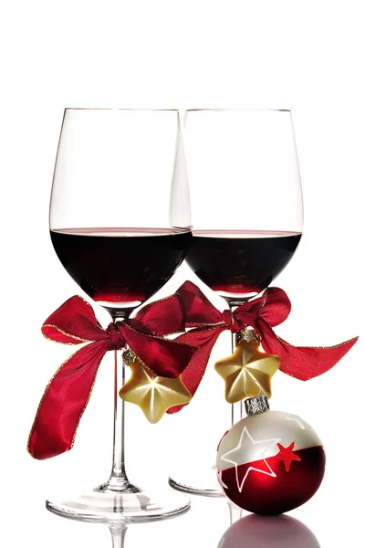 Vino tinto y adornos navideños — Foto de Stock