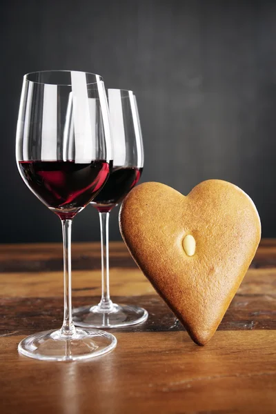 Two glasses of red wine and heart-shaped gingerbread — Stock Photo, Image