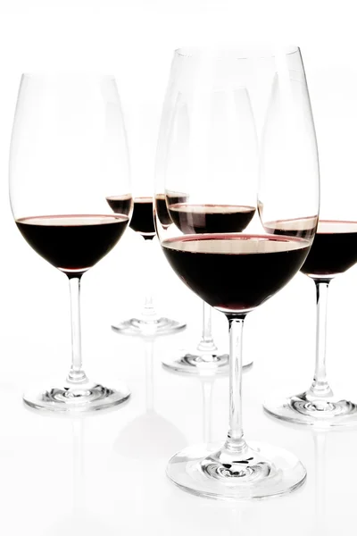 Plusieurs verres de vin rouge sur fond blanc — Photo