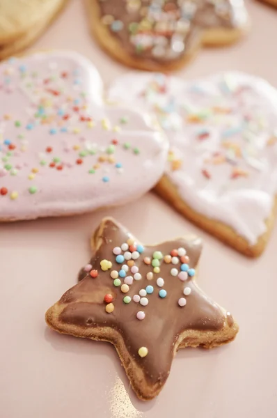 Kerstkoekjes in verschillende vormen met suikerglazuur — Stockfoto