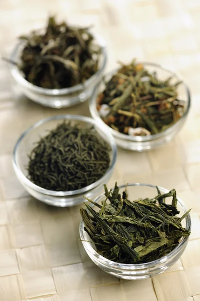 Diferentes tipos de té verde en cuencos pequeños — Foto de Stock