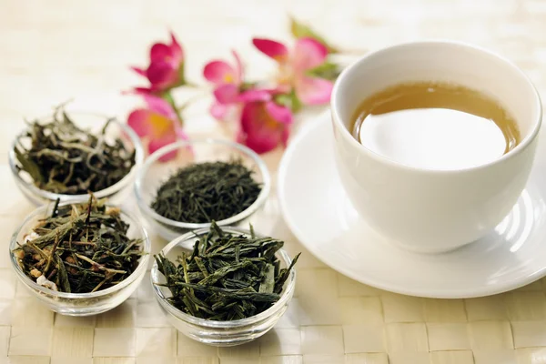 Verschiedene Arten von grünem Tee und Tasse — Stockfoto