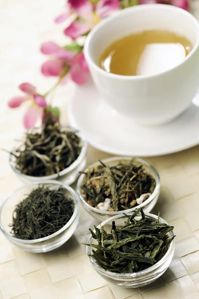 Verschiedene Arten von grünem Tee und Tasse lizenzfreie Stockfotos