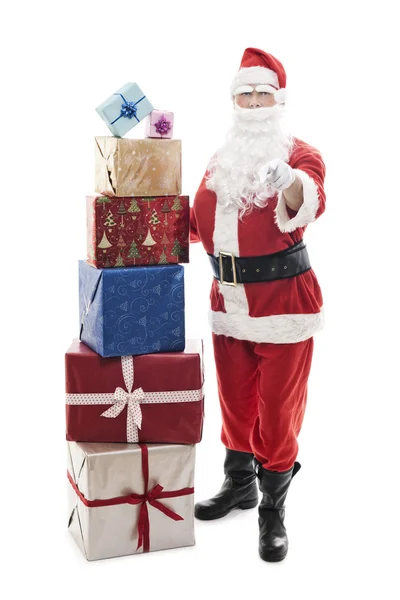 Santa Claus con regalos de Navidad apilados — Foto de Stock