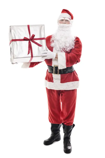 Santa claus houden een grote kerstcadeau — Stockfoto