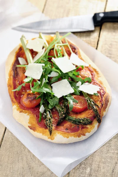 Essen: Spargel, Rucola und Kirschtomaten-Pizza mit Parmesan — Stockfoto