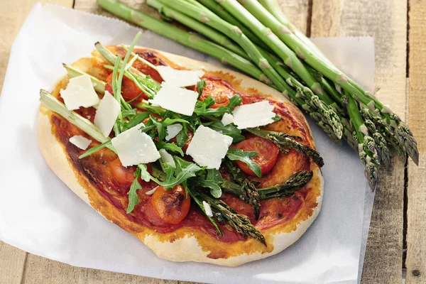 Essen: Spargel, Rucola und Kirschtomaten-Pizza mit Parmesan — Stockfoto