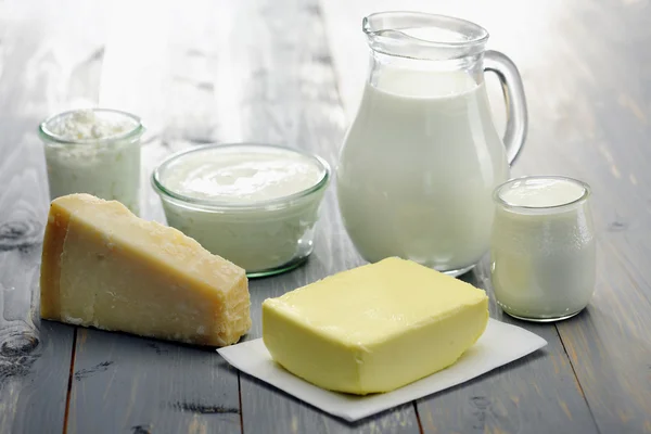 Дневные продукты, молоко, сыр, рикотта, йогурт и масло — стоковое фото