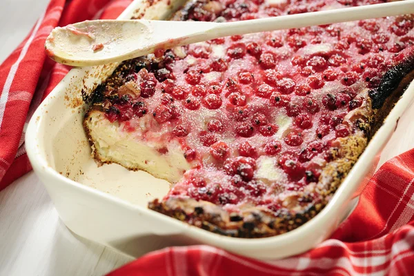 Quarkkuchen mit roten Johannisbeeren — Stockfoto