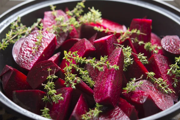 Food: Raw Beetroot and Thyme in a Tagine, ready to be stewed — Stock Photo, Image