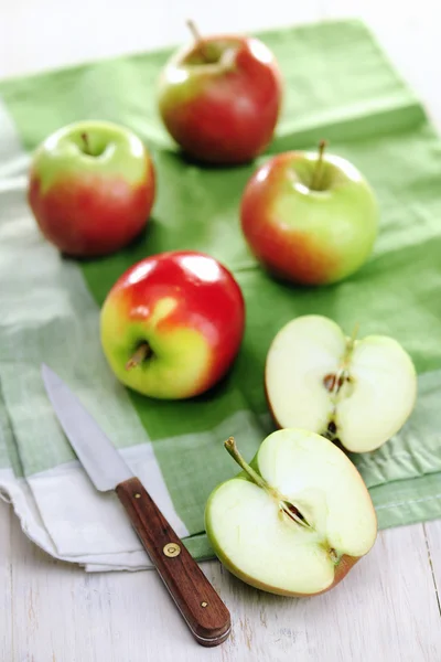 Яблоки на кухонном полотенце — стоковое фото