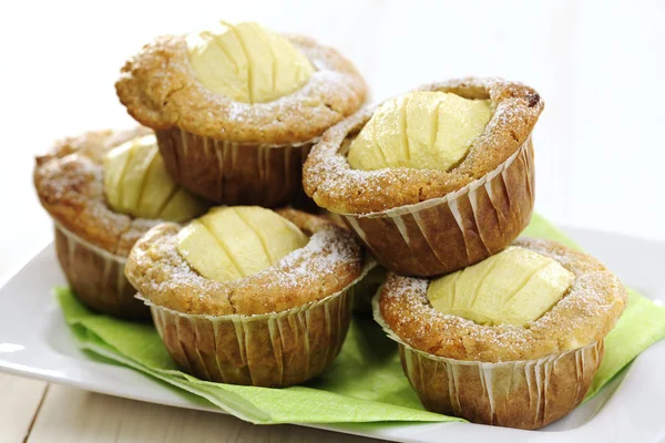 Apple och vit choklad muffins — Stockfoto