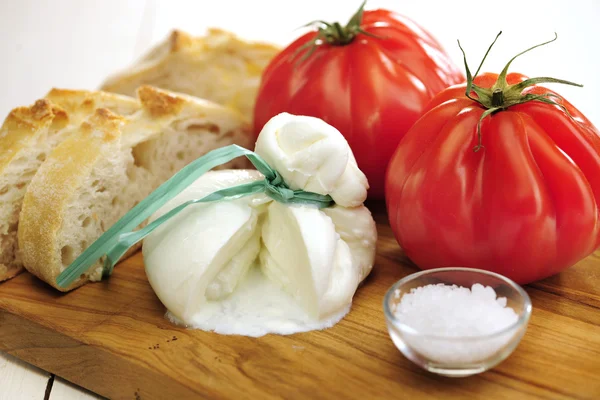 Burrata (druh velmi čerstvá mozzarella sýr), rajčaty a chléb — Stock fotografie