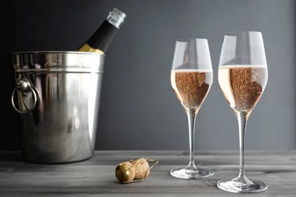 Twee glazen van roos, roze champagne — Stockfoto