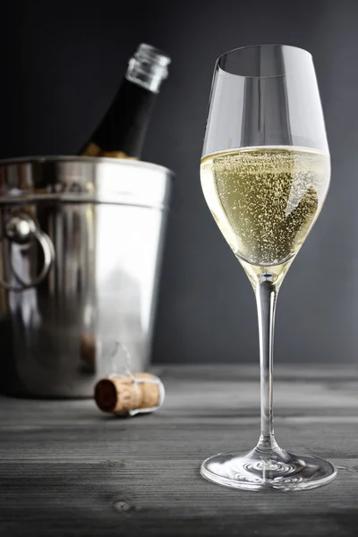 Glas champagne en koeler — Stockfoto