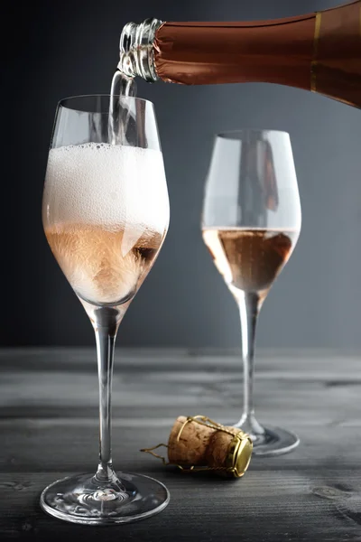 Rose Champagne sendo preenchido em vidro — Fotografia de Stock