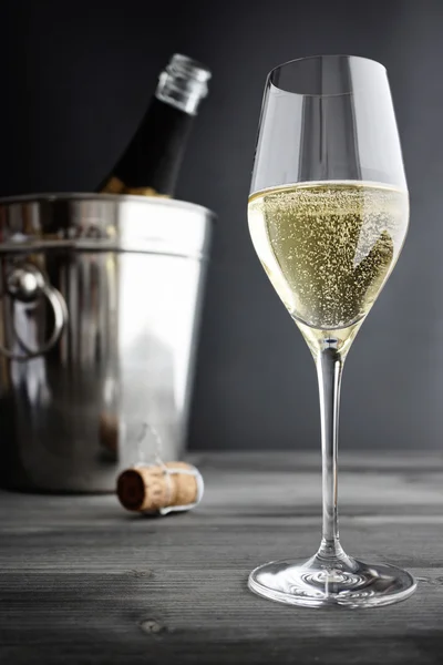 Bicchiere di Champagne e Raffreddatore Fotografia Stock