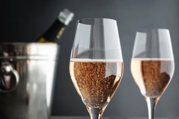 Gros plan de deux verres roses, pink champagneμεγέθυνση του δύο ποτήρια αυξήθηκε, ροζ σαμπάνια Εικόνα Αρχείου