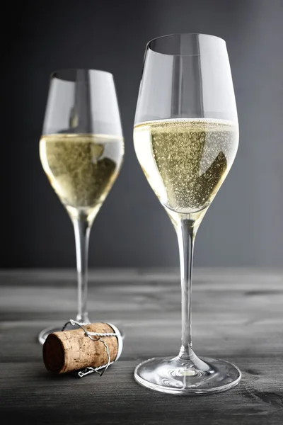 Dois copos de champanhe e cortiça, foco seletivo — Fotografia de Stock