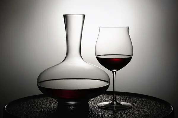 Красное вино в стакане и графине — стоковое фото