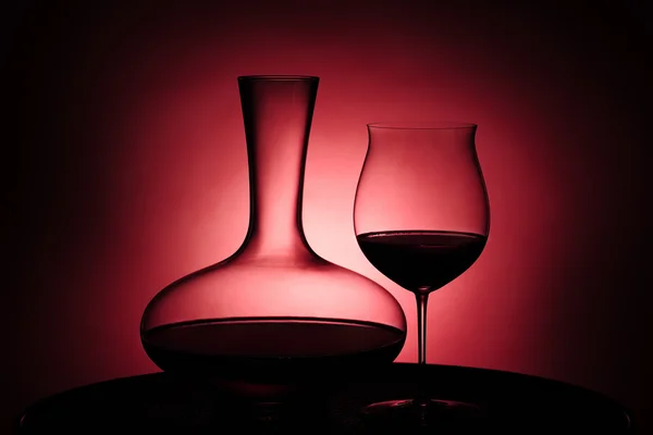 Červené víno v skla a karafy — Stock fotografie