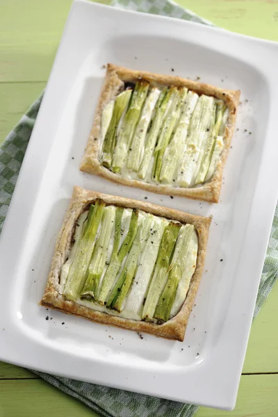 Grüne Zwiebeltorte mit Ziegenkäse — Stockfoto