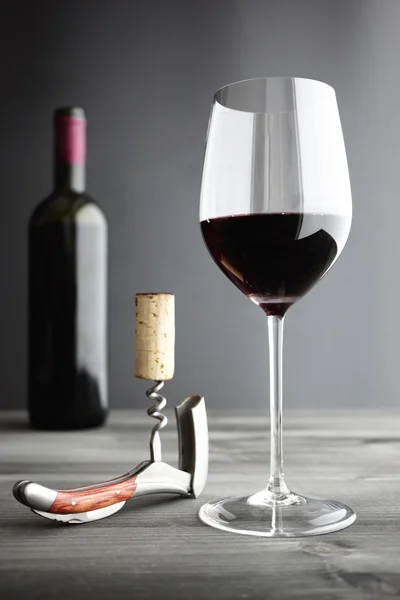 Wijn: glas rode wijn, kurkentrekker en fles — Stockfoto