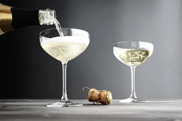 Champanhe sendo preenchido em copos de Coupe — Fotografia de Stock