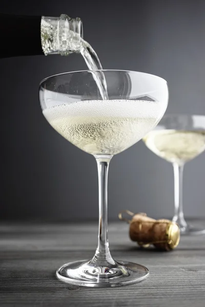 Champagner wird in Coupé-Gläser gefüllt — Stockfoto