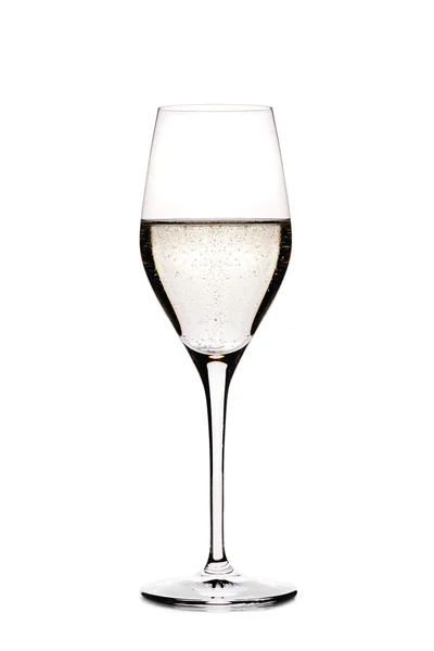 Verre de champagne mousseux isolé sur blanc — Photo