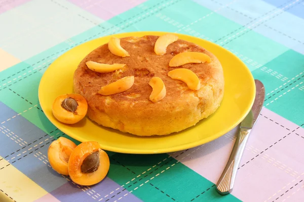 Apricot cake decorated apricots and knife — Stock Photo, Image