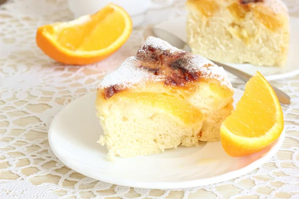 Air cake with oranges and sugar — Stock Photo, Image